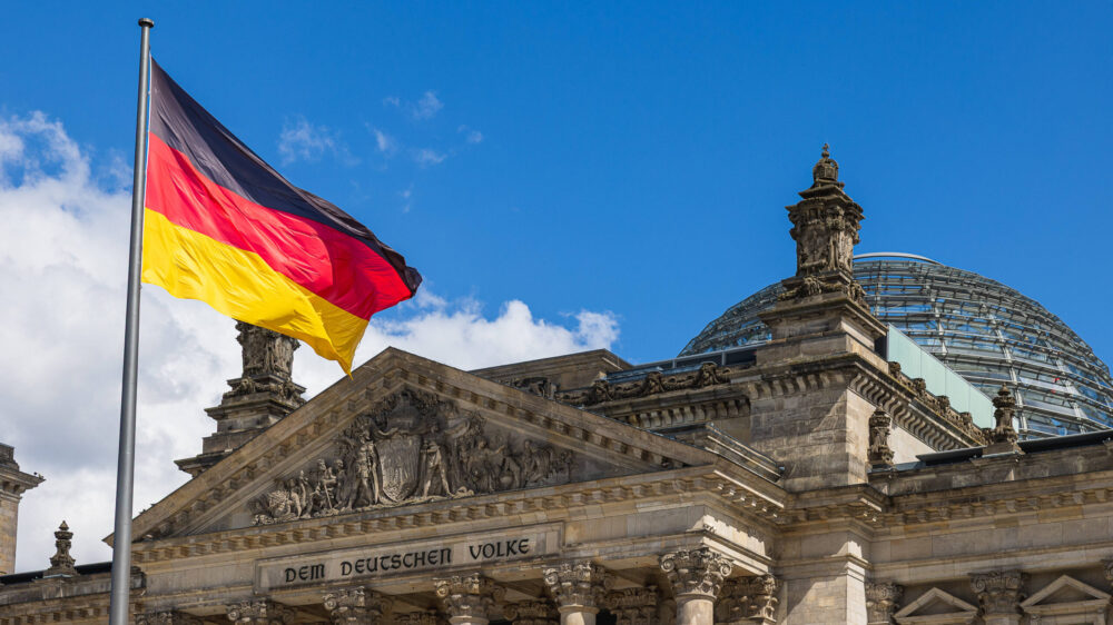 Deutschland-Fahne vor dem Reichstagsgebäude in Berlin.