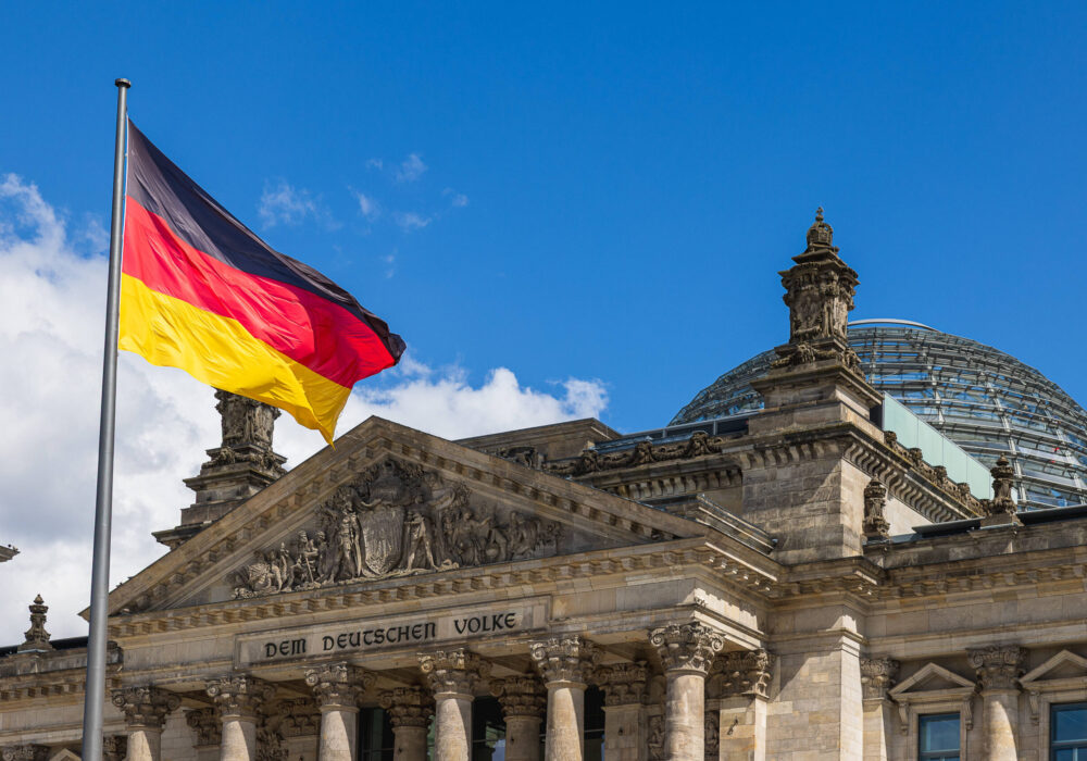Deutschland-Fahne vor dem Reichstagsgebäude in Berlin.