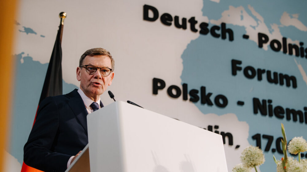 Bundesminister Wadephul redet ins Mikrophon