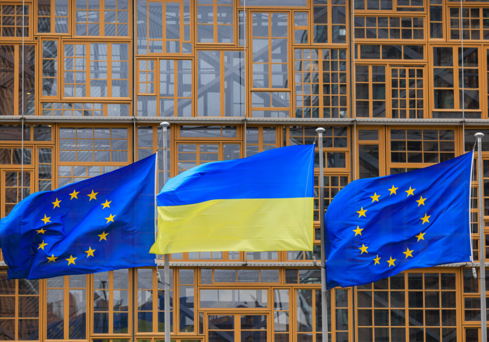 Flaggen der EU und der Ukraine