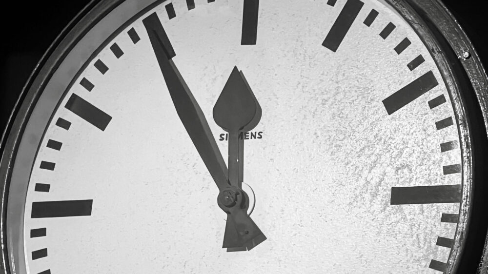 Eine alte Uhr zeigt Fünf vor Zwölf