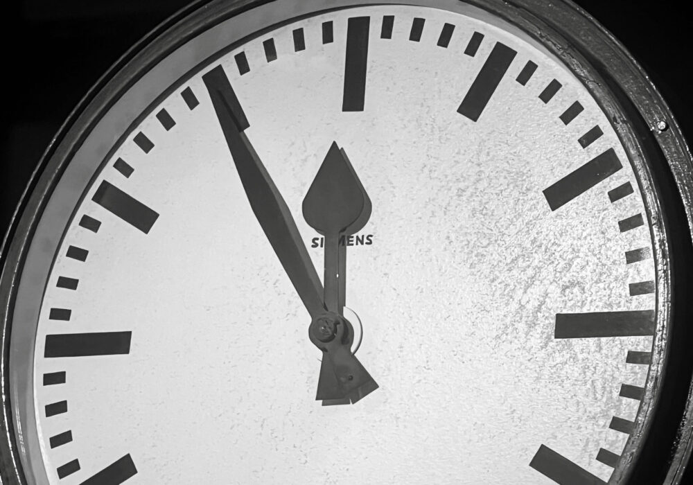 Eine alte Uhr zeigt Fünf vor Zwölf
