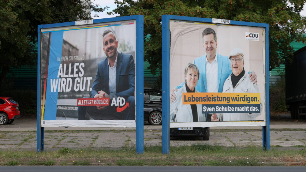 Zwei Tafeln mit Wahlwerbung für Sachsen-Anhalt.