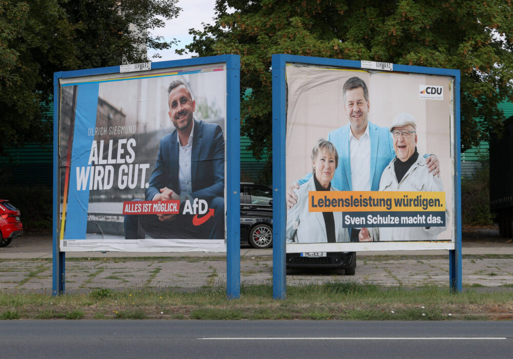 Zwei Tafeln mit Wahlwerbung für Sachsen-Anhalt.