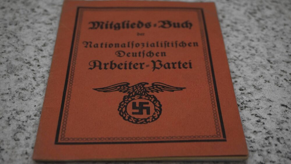 Stara legitymacja członkowska partii NSDAP