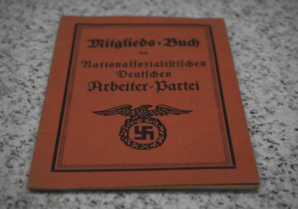 Stara legitymacja członkowska partii NSDAP