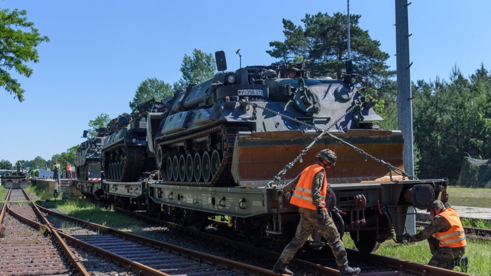 Czołg transportowany na wagonie kolejowym
