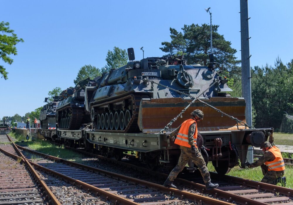 Czołg transportowany na wagonie kolejowym