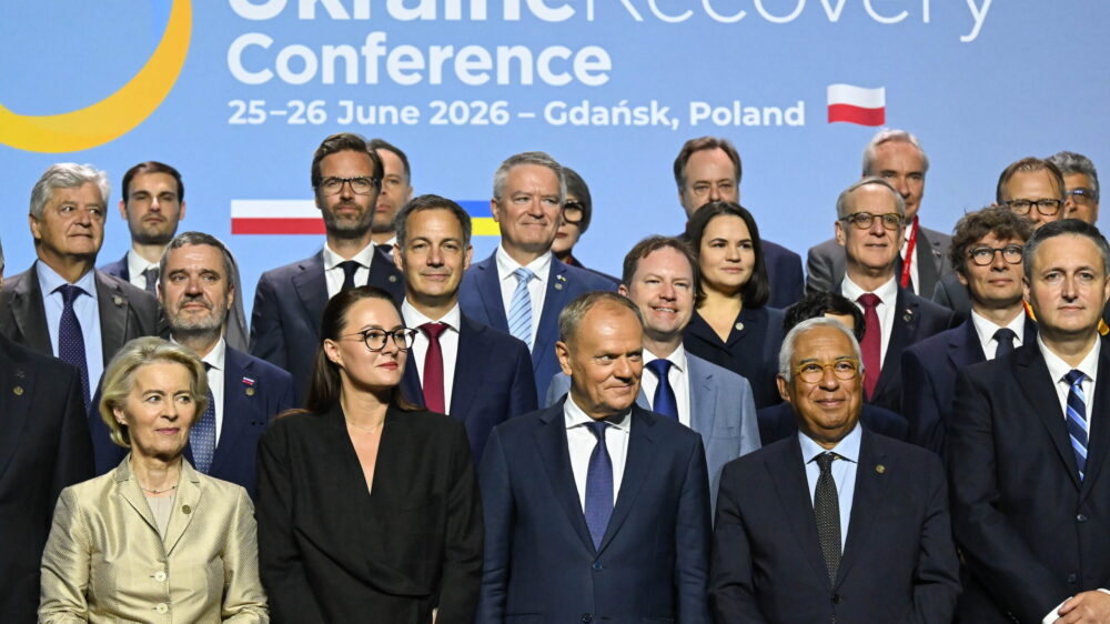 Politycy stoją podczas zdjęcia grupowego