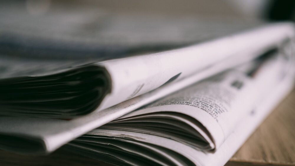 Gazeta leży na stole