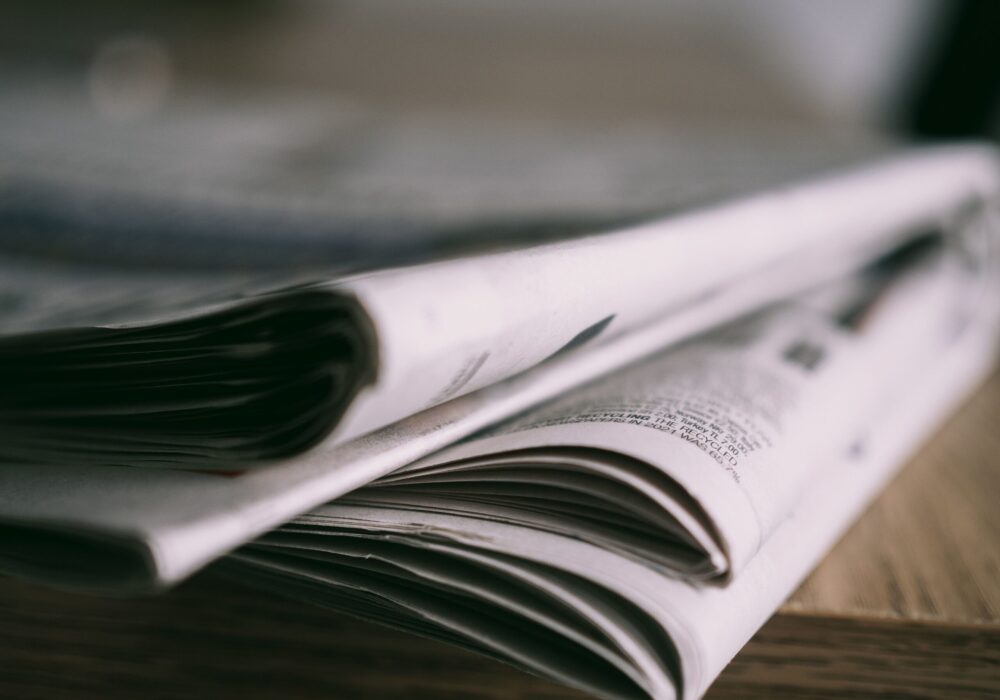 Gazeta leży na stole.